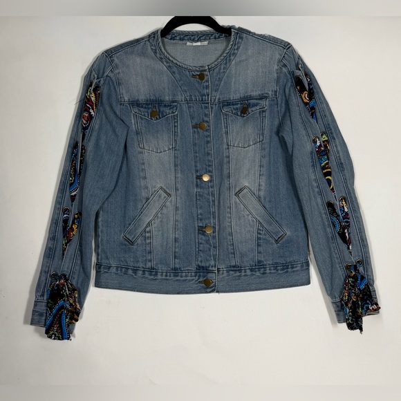 Easel NWOT Women’s Light Wash Denim Jacket, Long Sleeves, Size Small. Button Up - Picture 3 of 14